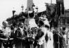 Петербургский городской голова П.И.Лелянов подносит императору Николаю II кнопку для управления разводным механизмом Троицкого моста в день его открытия. 16 мая 1903.
