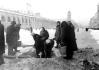 Жители Ленинграда берут воду из места прорыва уличной водопроводной сети