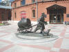 Памятник Водовозу у здания музея «Мир воды Санкт-Петебурга»